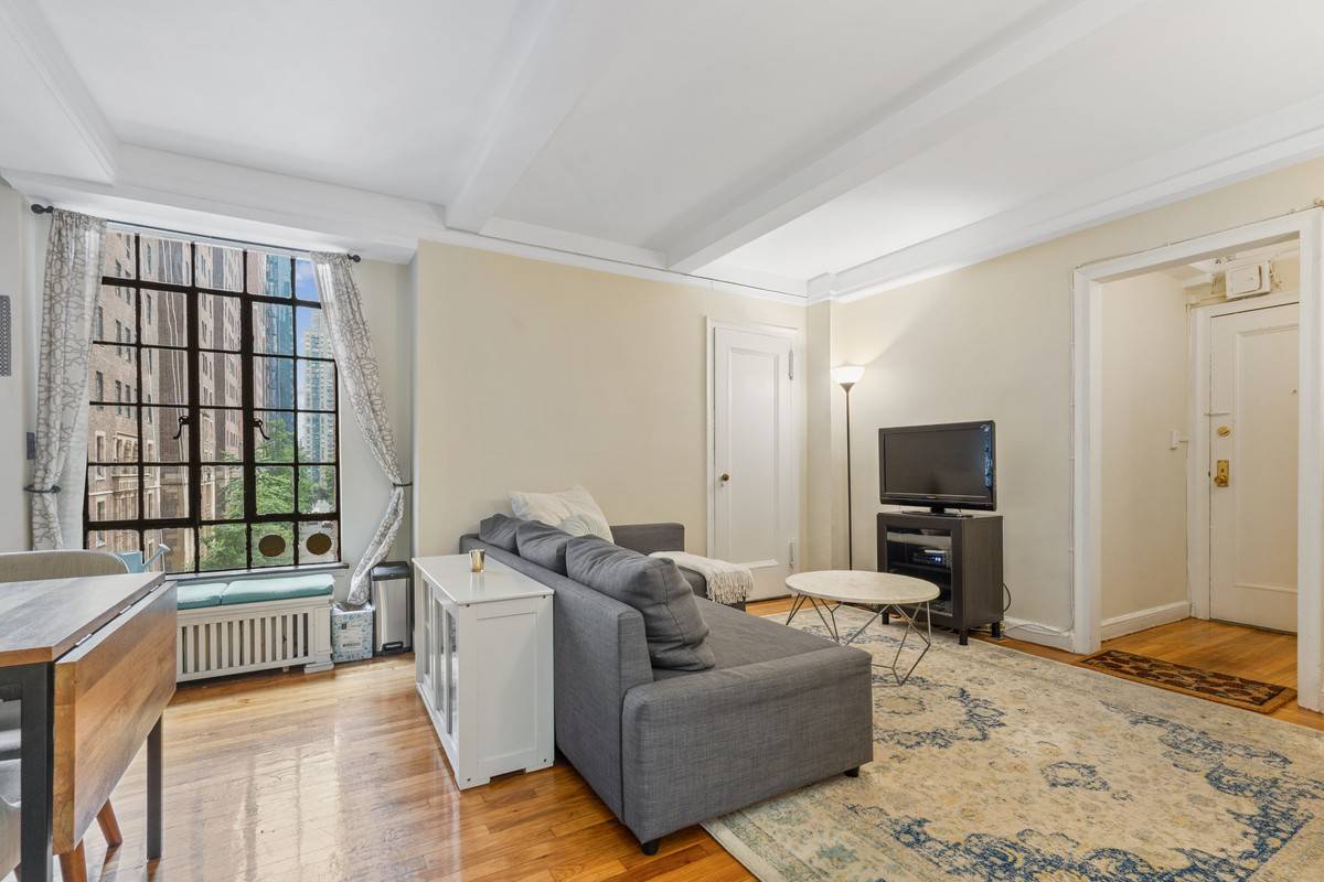 Arrive only with your suitcases to this beautifully furnished apartment in the prestigious Tudor City, where you will find the perfect blend of convenience and quiet solitude.