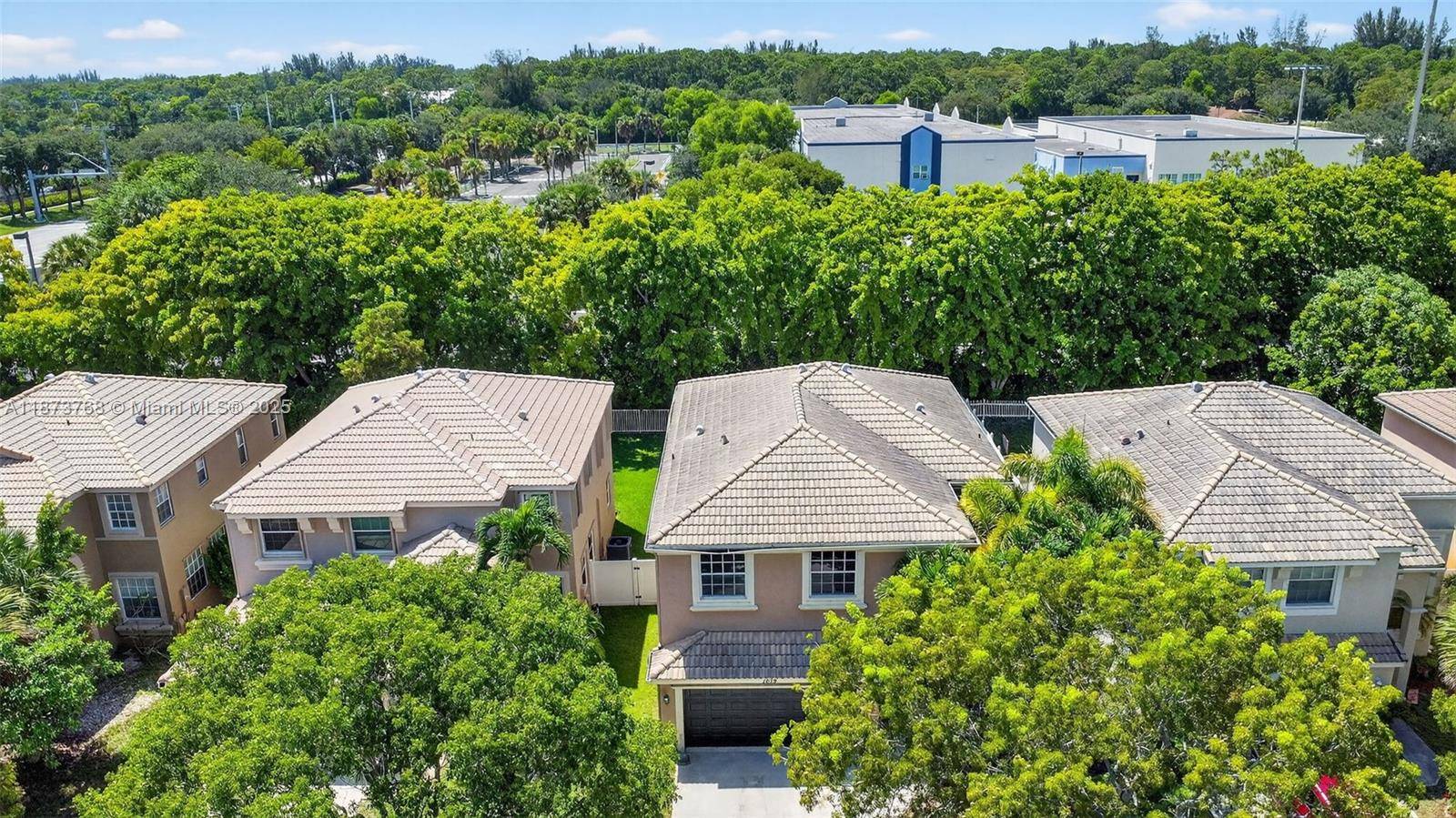Spacious 5BR, 2. 5BA home in Madison Green, Royal Palm Beach, with 3, 347 total sq ft 2, 768 under air.