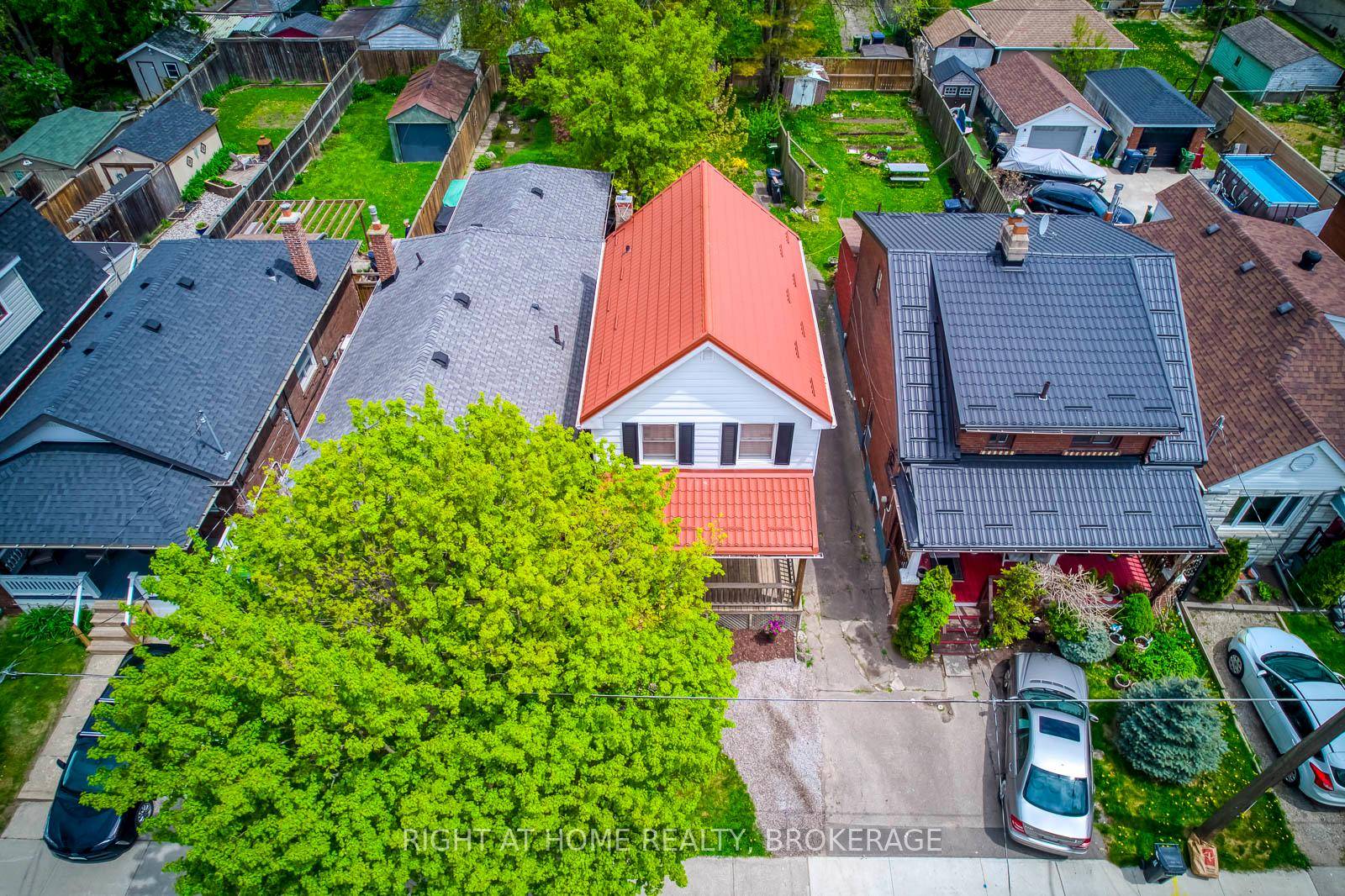 Welcome to this sturdy and practical 2 bedroom home, ideally situated in the vibrant New Toronto neighbourhood.