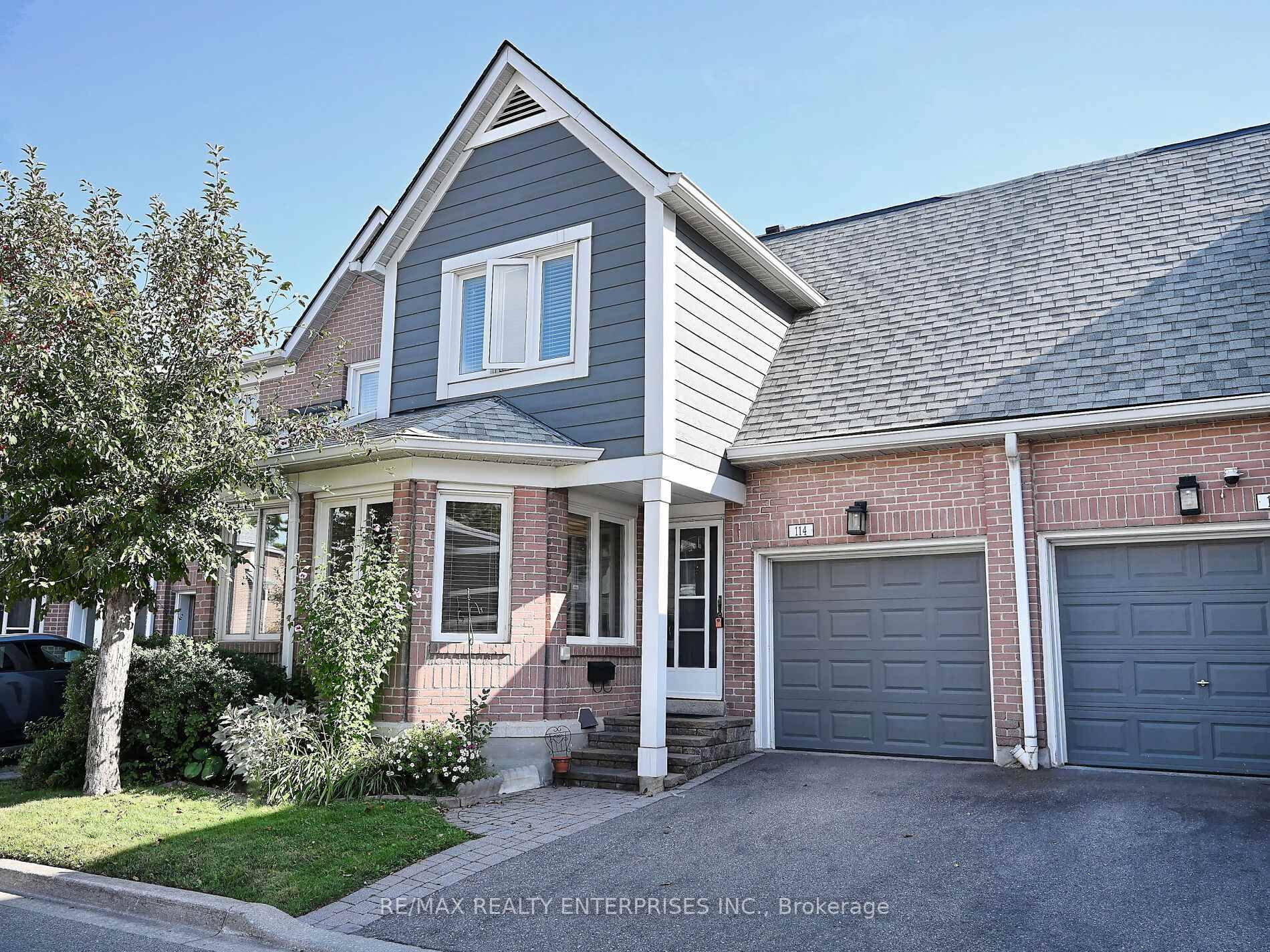 Well maintained and updated Daniels 2 storey townhome in a sought after complex in Erin Mills offering convenience and comfort.