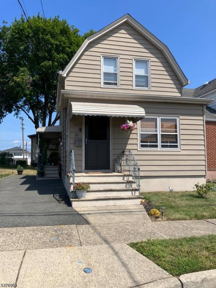 Adorable, comfortable 3 bedroom home with a NEW 2022 large eat in Kitchen.