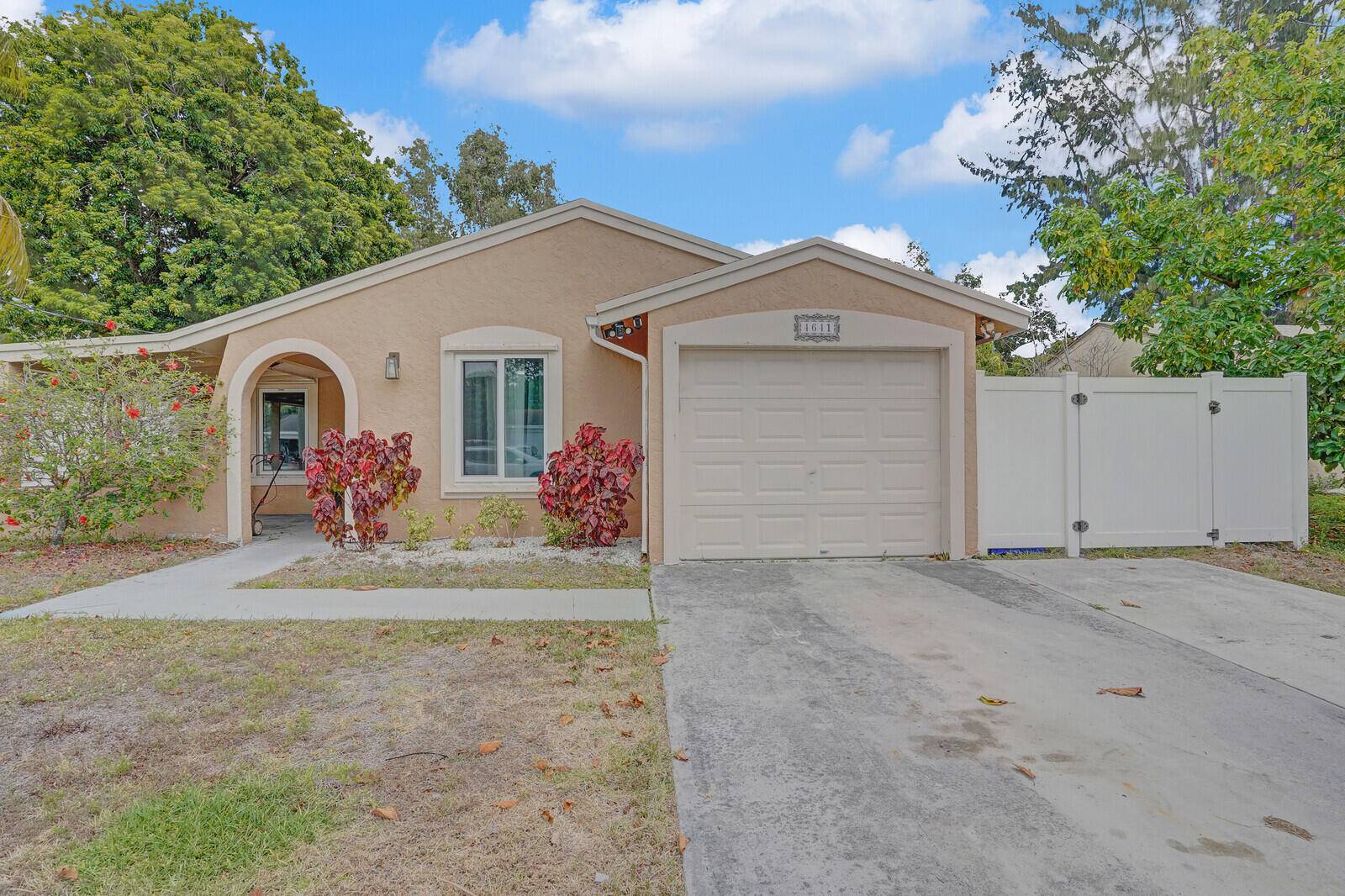 Updated 3 bed, 2 bath single family home for sale in West Palm Beach !