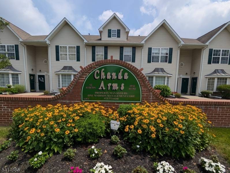 Welcome to 4 Chanda Court, perfectly situated in the highly convenient and vibrant community of Clifton.