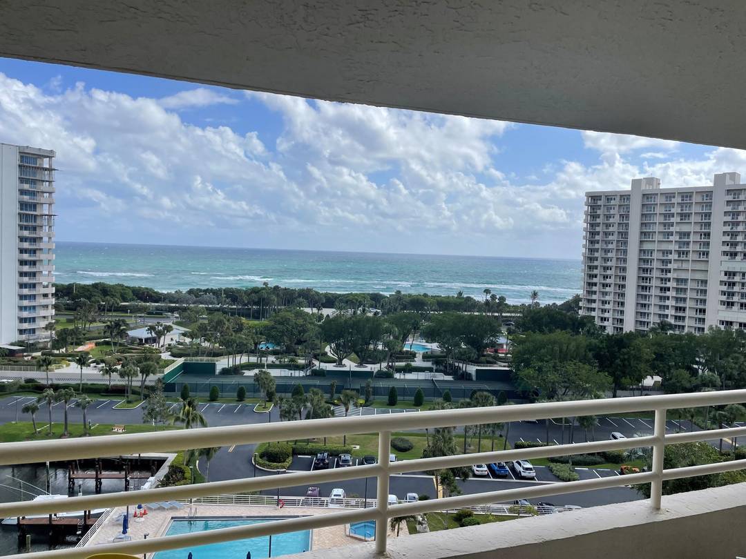 Beautiful 2 bedroom condo in D Building of the Sea Ranch Club or Boca Raton.