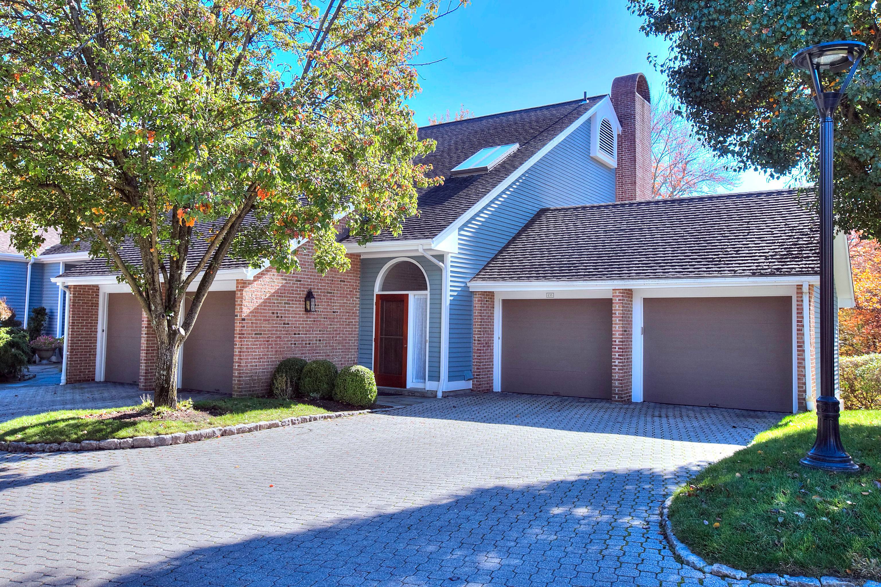 Welcome to this bright and spacious 2 bedroom, 3.