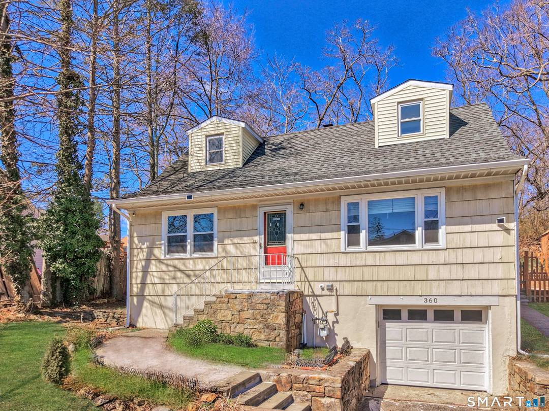 Beautiful Cape Cod home in Bridgeport's desirable North End !