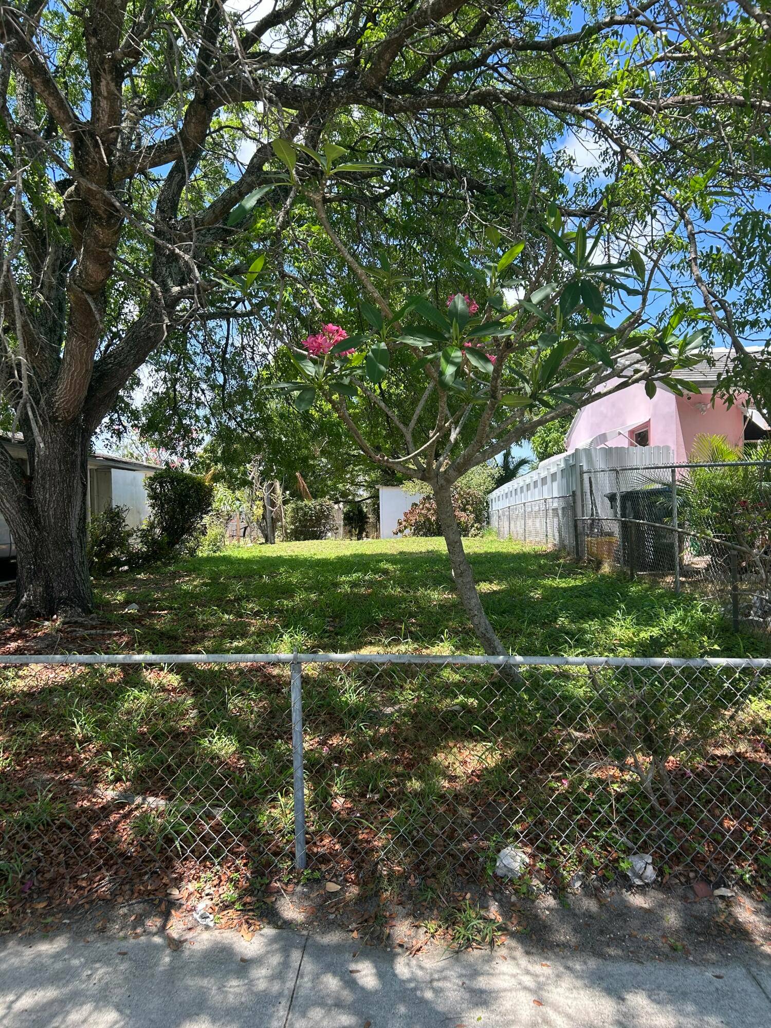 Beautiful lot ready to be built !
