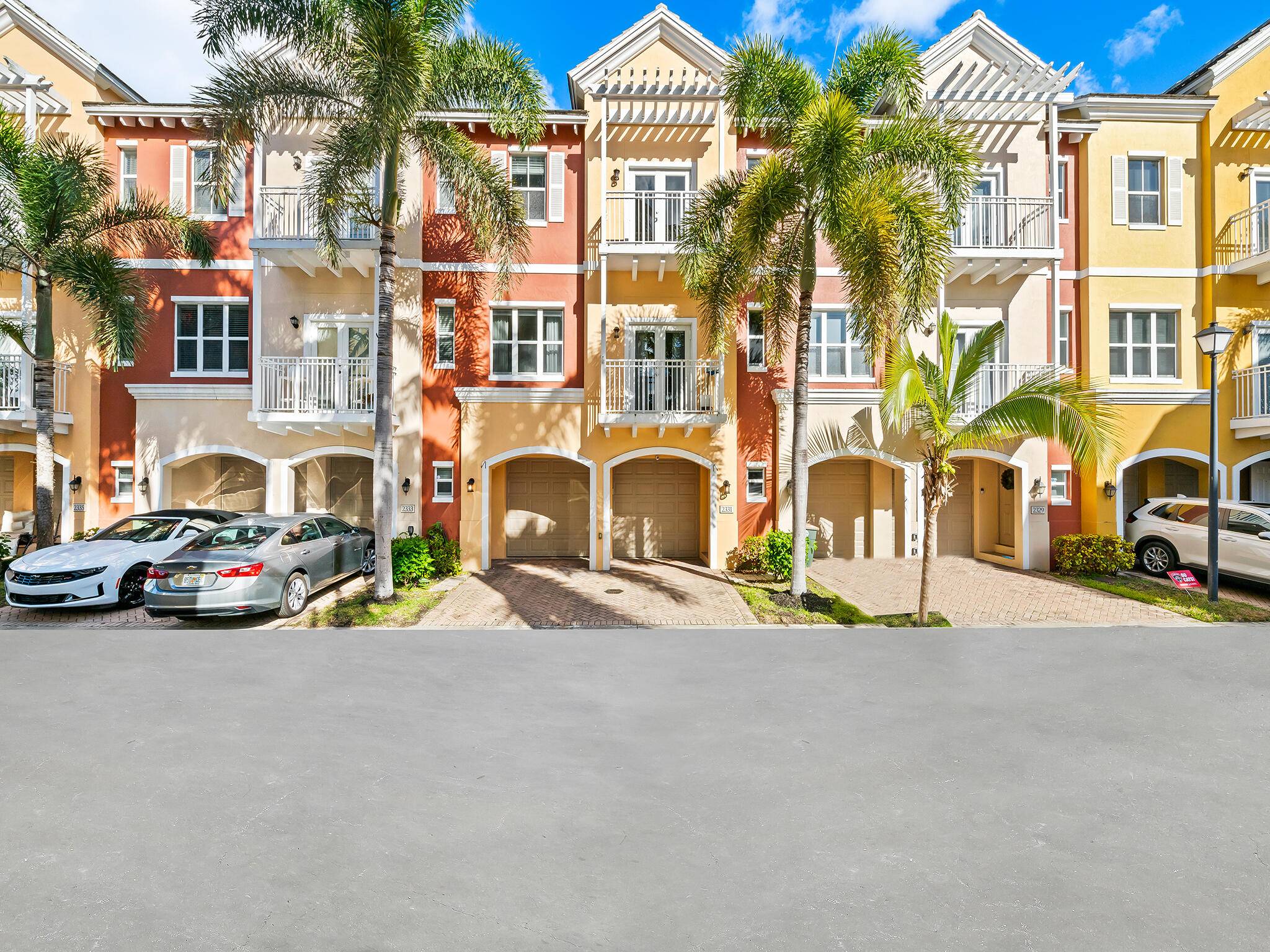 Welcome to Vintage, a gated community of only 80 town homes in Lighthouse Point with a community pool, jacuzzi !