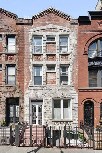 Classic, Well Maintained Manhattan Townhouse on a Beautiful and Quiet Tree Lined Block133 Manhattan Avenue is located on an historic residential block.