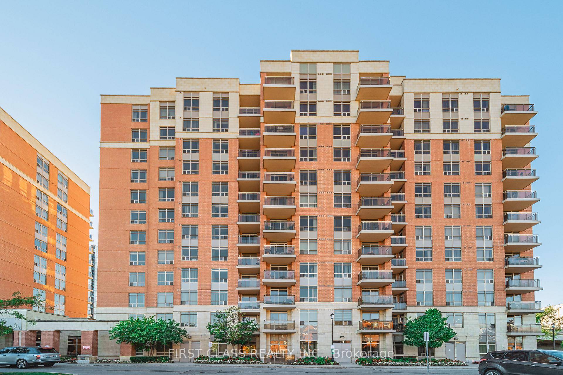 Situated in the highly desirable Langstaff area of Richmond Hill, this beautiful suite provides an exceptional living environment.