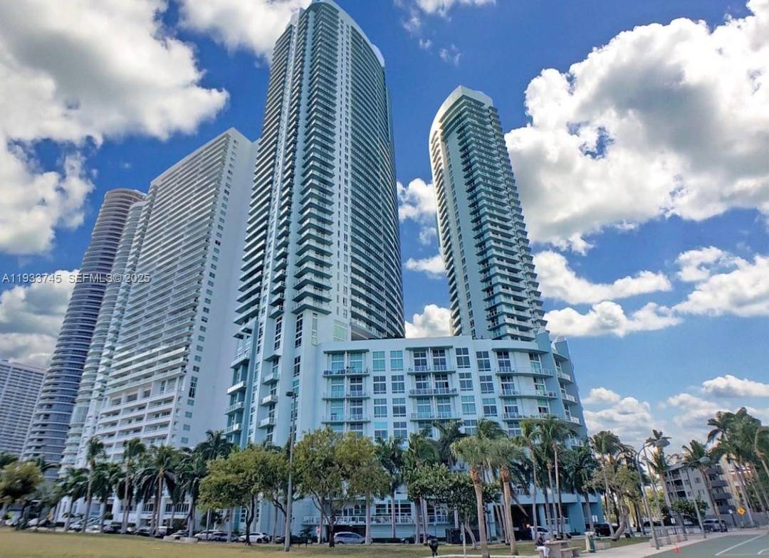 Live in refined elegance with breathtaking Bayfront views at the prestigious Quantum on the Bay.