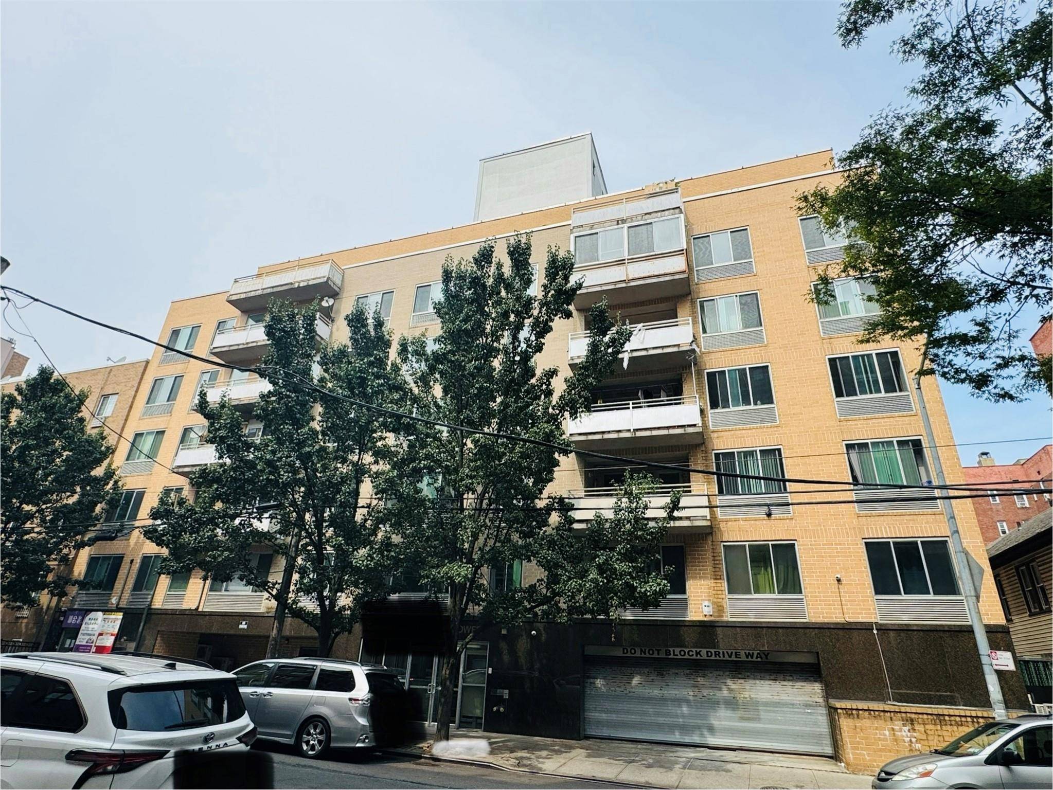 A beautiful condo is now for sale in the heart of Flushing's prime location !