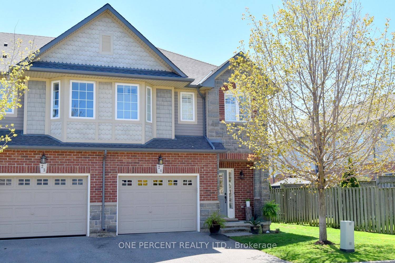 Updated 3 Bedroom, 2. 5 Bath End Unit in Desirable Stoney Creek Beach neighbourhood within Walking Distance to the Lake !