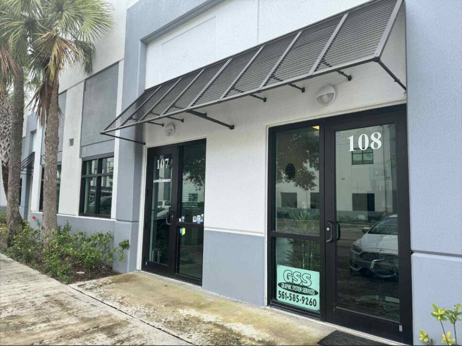 EXCELLENT INVESTMENT OPPORTUNITY TO OWN CONDO FLEX SPACE WITH IL ZONING ALLOWS FOR A VAST ARRAY OF USES.