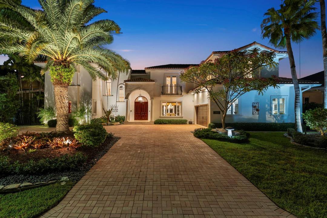Discover A Stunning Retreat In Coral Ridge That Defines Deepwater Waterfront Living In Ft Laud !