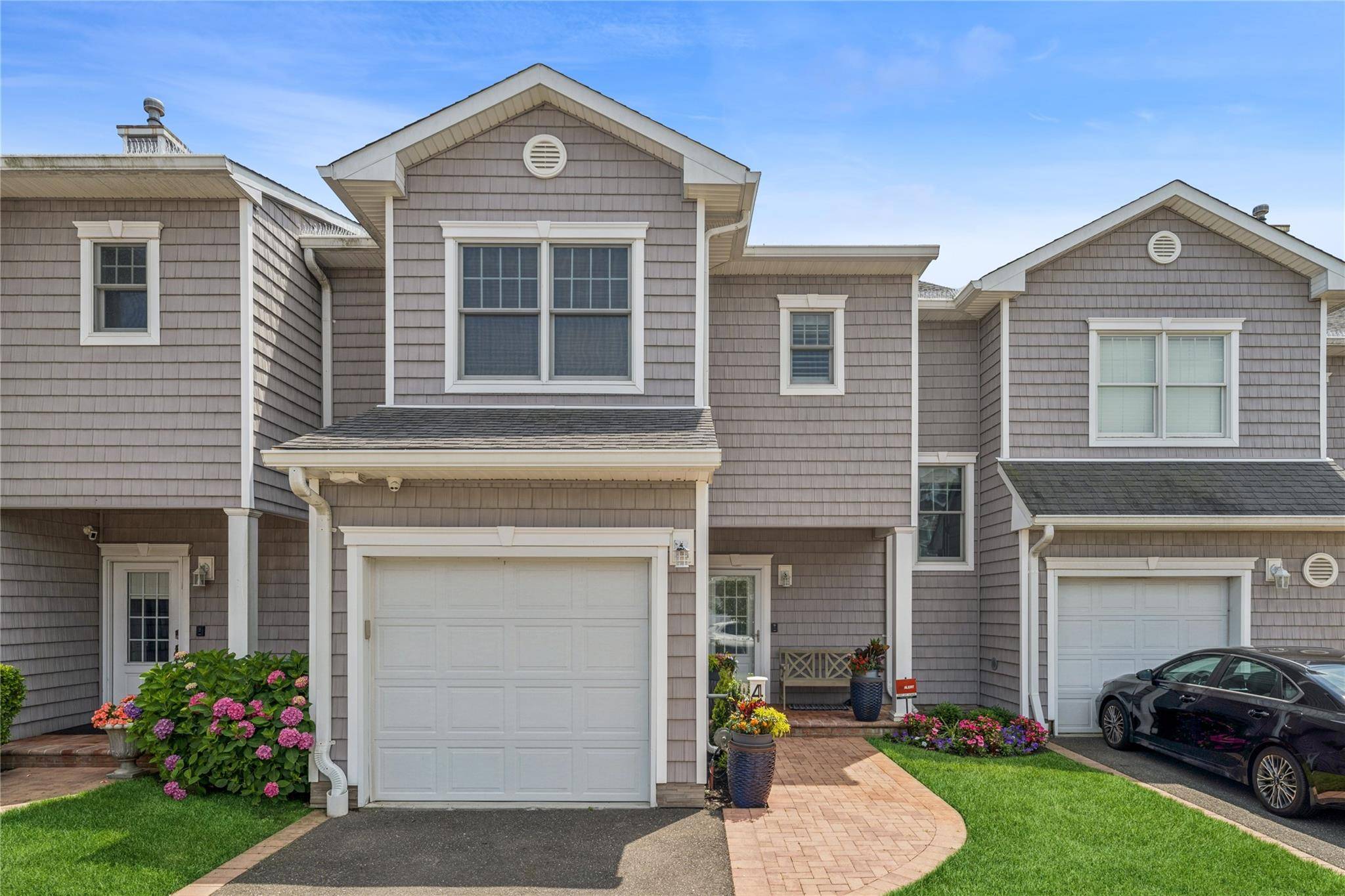 Waterfront Luxury Living with Waterviews and Private Boatslip Location, location, location !