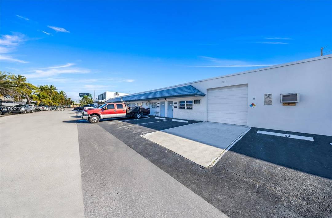 3560 3570 NW 10th Avenue is an 8 unit smallbay industrial warehouse totaling 9, 315 square feet situated on a 16, 337 square foot lot in the highly desirable Oakland ...