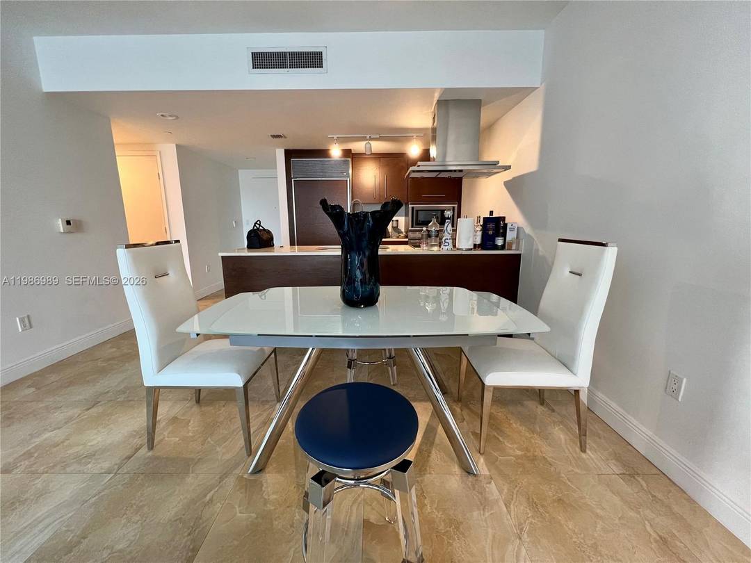 AMAZING WATER VIEWS FROM THIS 1 BEDRROM 1 BATH UNIT, LOCATED ON THE 27th FLOOR WITH BREATHTAKING VIEWS OF THE BAY, KEY BISCAYNE, BRICKELL AND BEYOND.