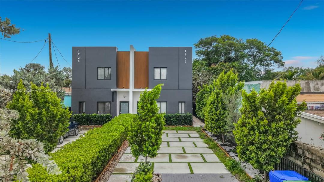 Prime income producing duplex in the heart of Miami !