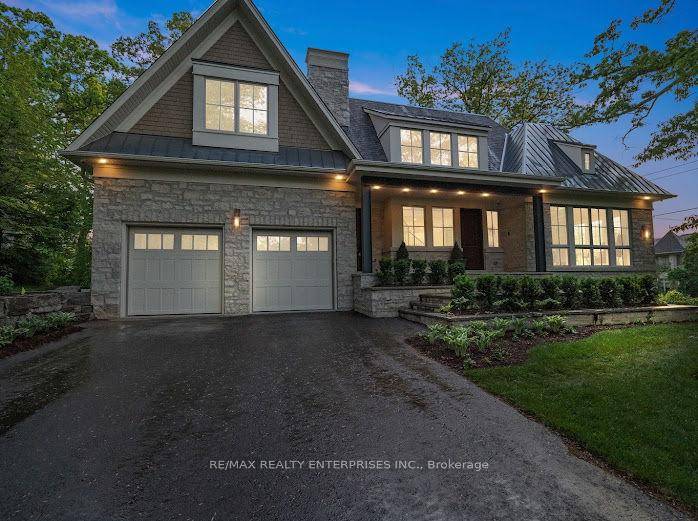 Luxury living in Mineola West !