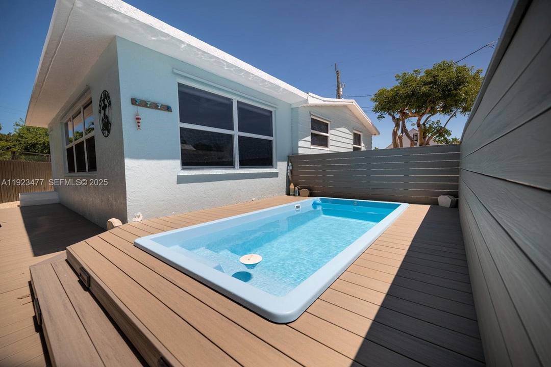 Welcome to your dream island getaway in the highly sought after Bluewaters community.