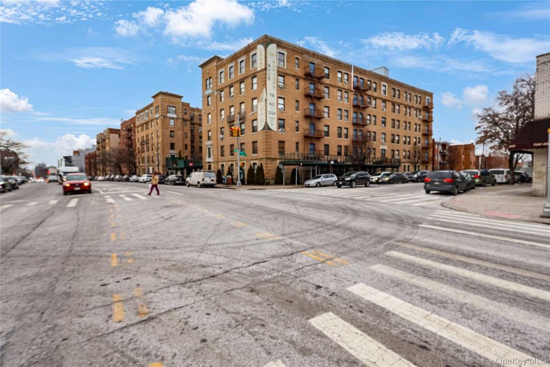 Renovated 3BR 2BA at Northern Lights Condominium Luxury Finishes, Exceptional Value Bright and generously sized residence featuring modern finishes, high end appliances, in unit laundry, and air conditioning.