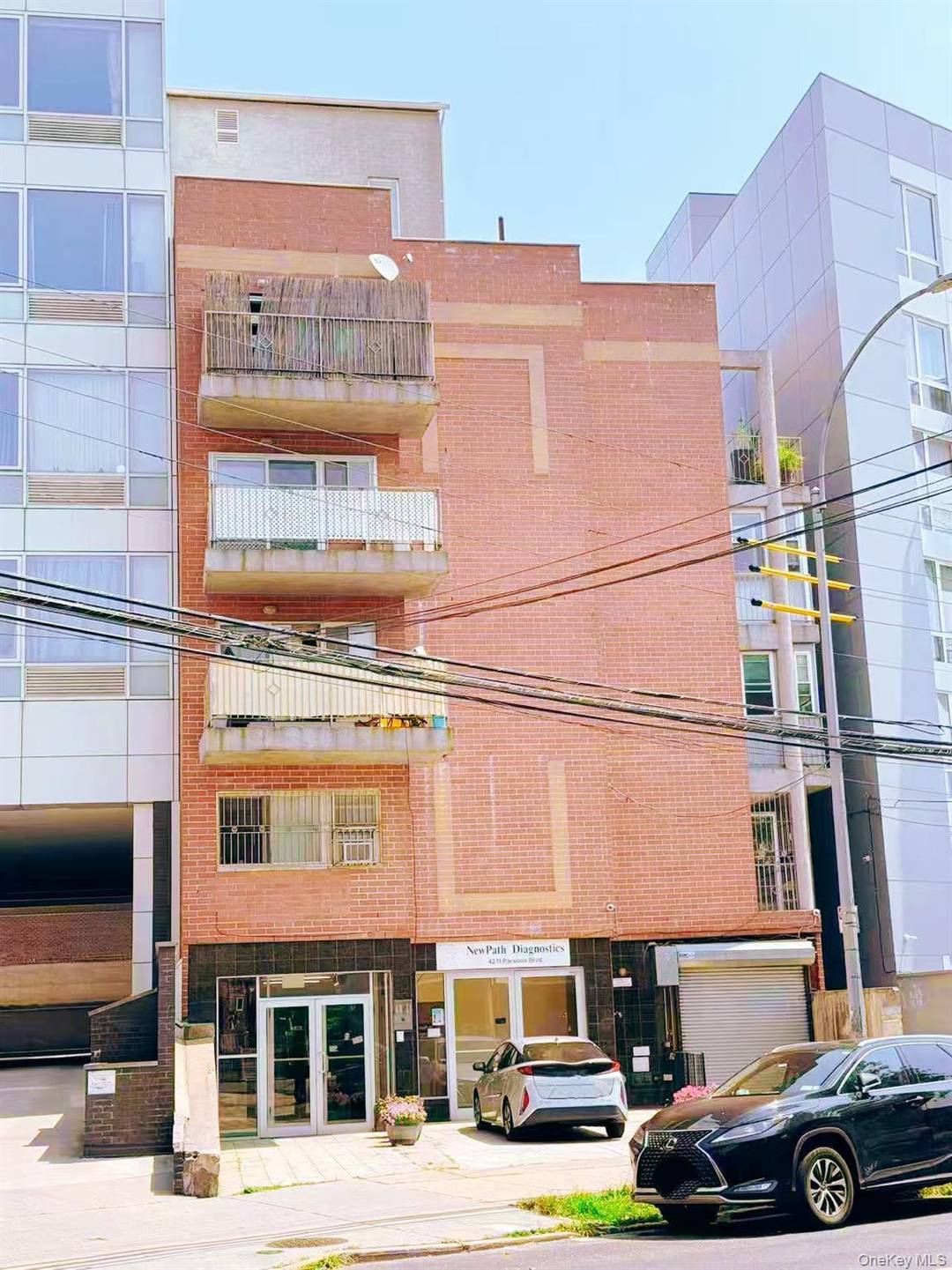 Spacious 2 bedroom, 2 bathroom condominium in the heart of Flushing, offering approx.