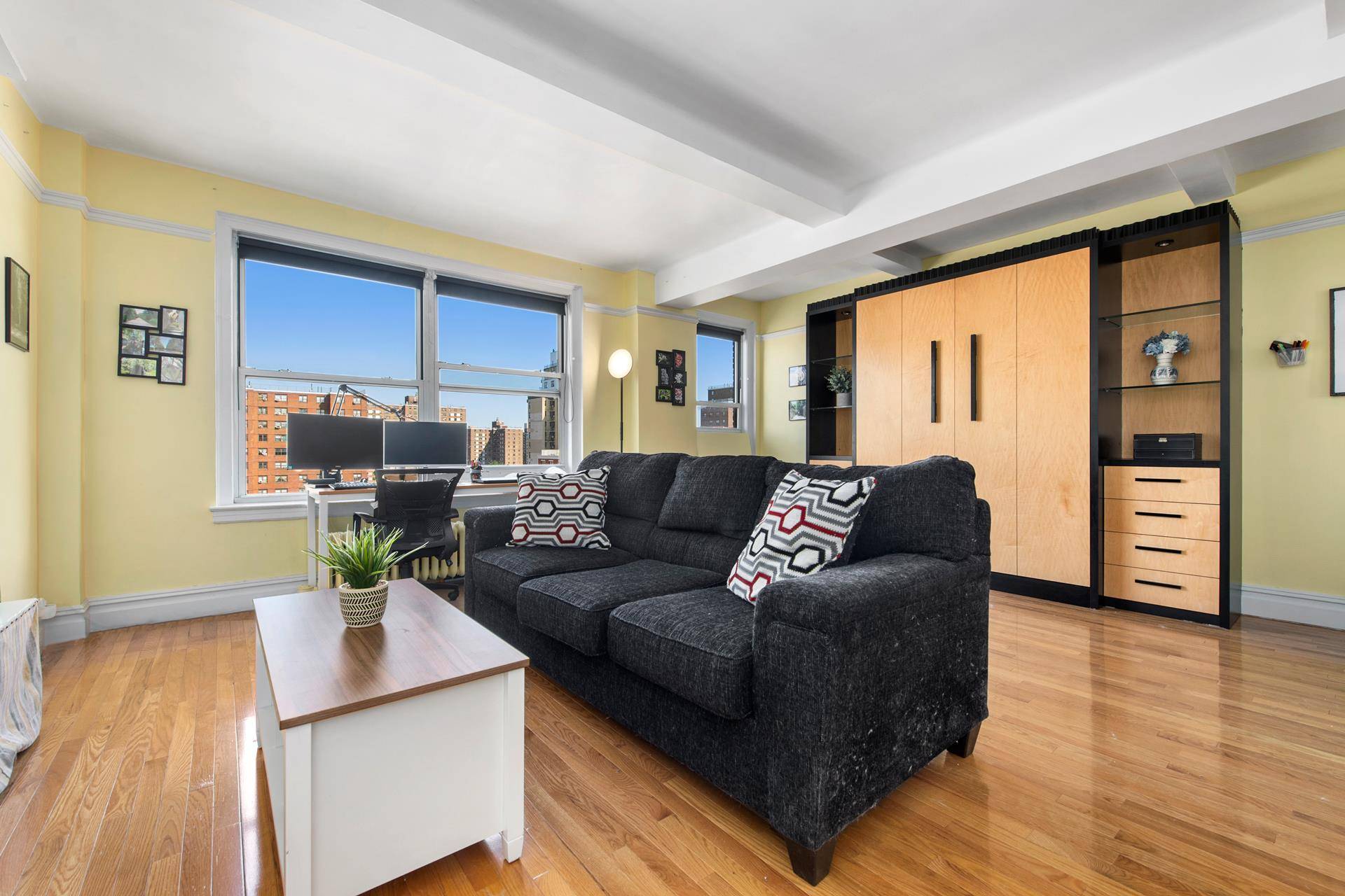 High floor oversized studio with open views !
