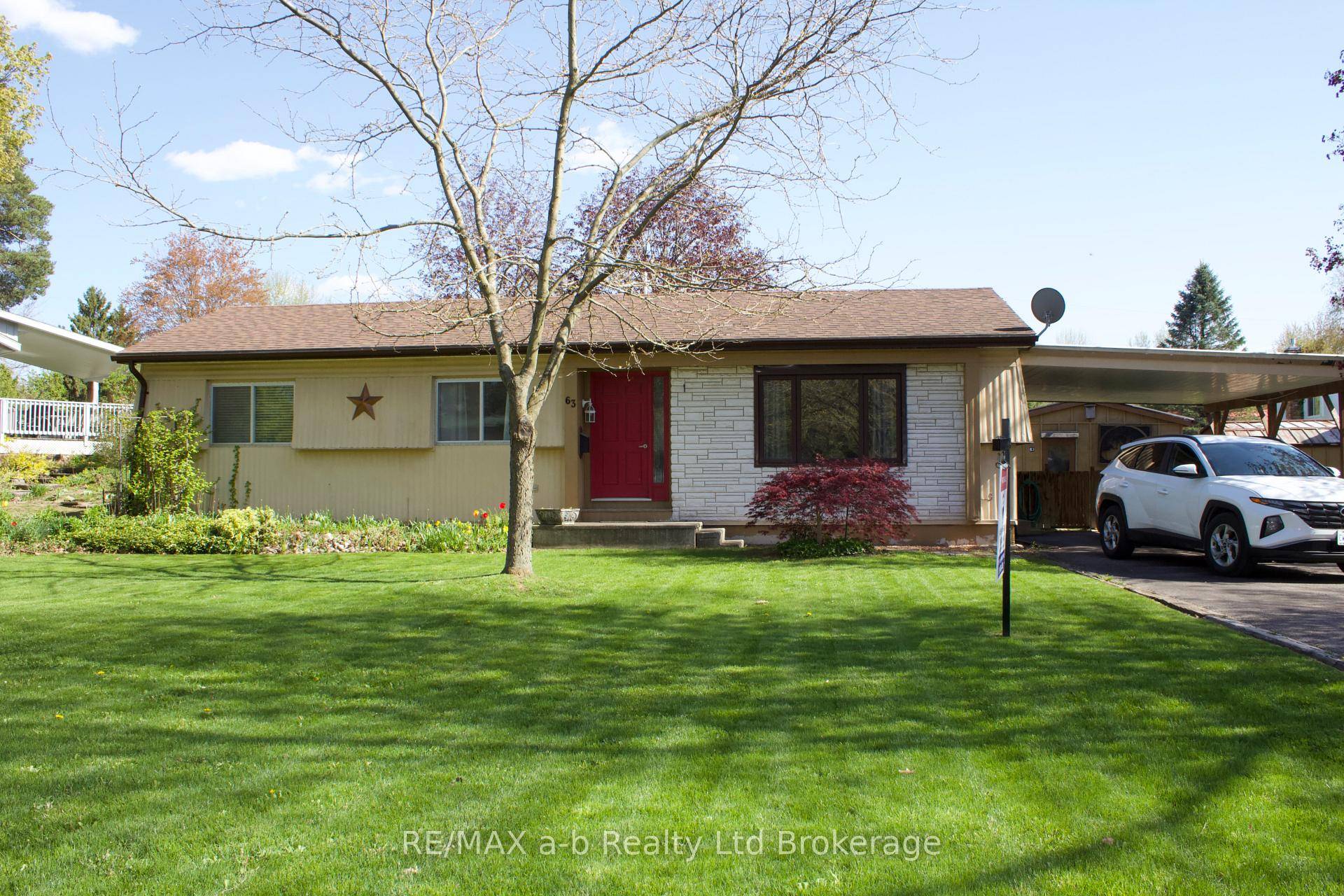 Welcome to the sought after friendly community of Forest Estates.