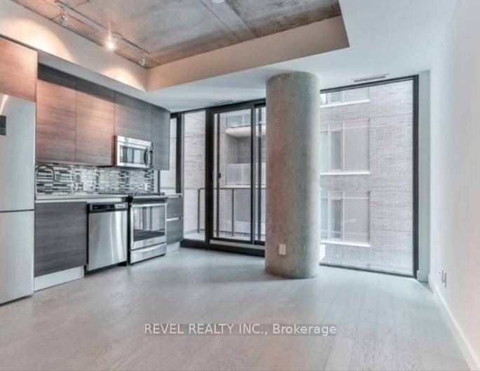 Fantastic bright 1 bed, 1 bath unit with balcony views of the CN Tower and Toronto skyline.