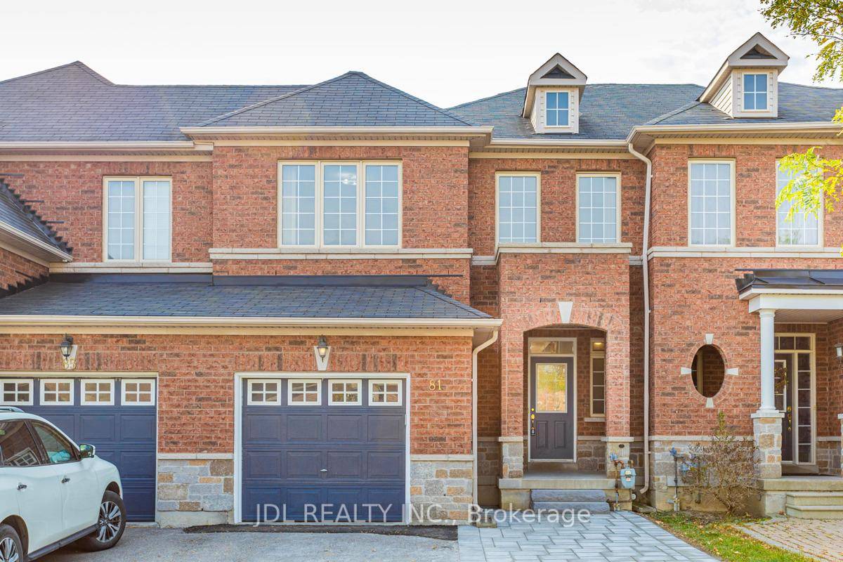Welcome to this spacious and beautiful 3 bedroom townhouse located in the prestigious Thornhill Woods community !