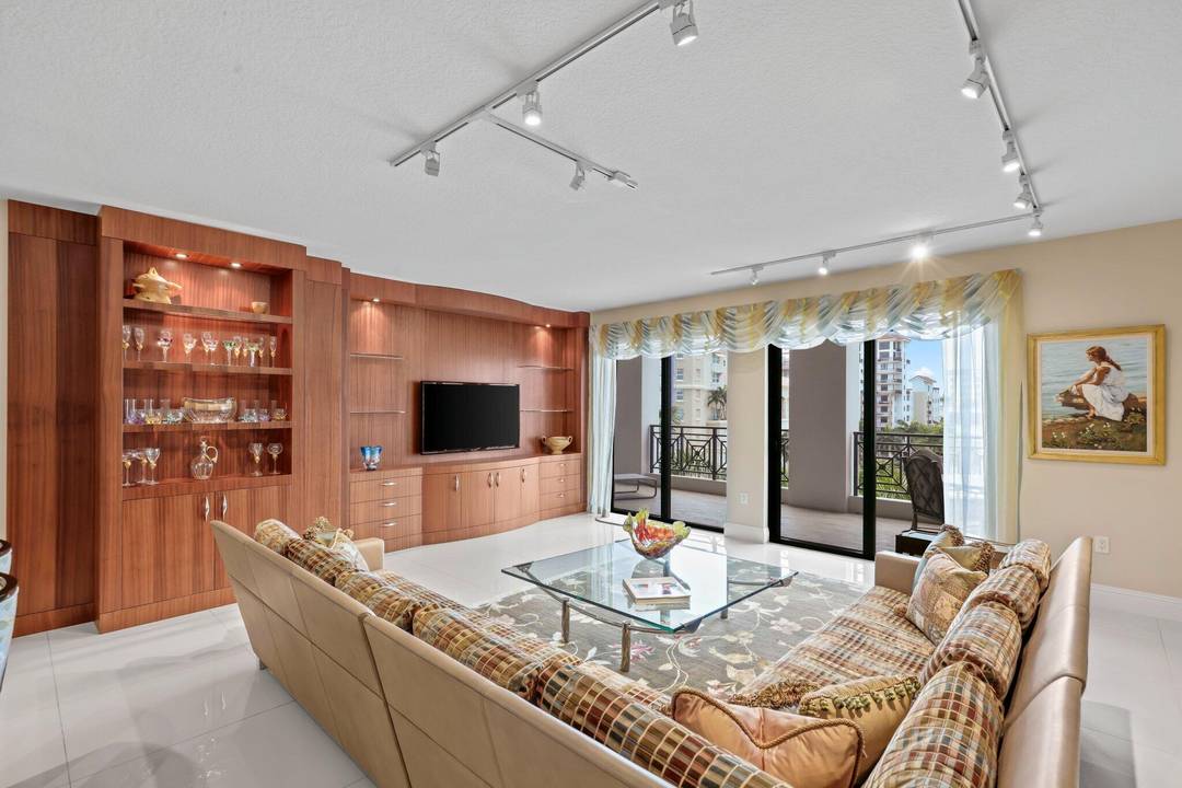 Experience luxury living at 200 East right in the heart of downtown Boca Raton.