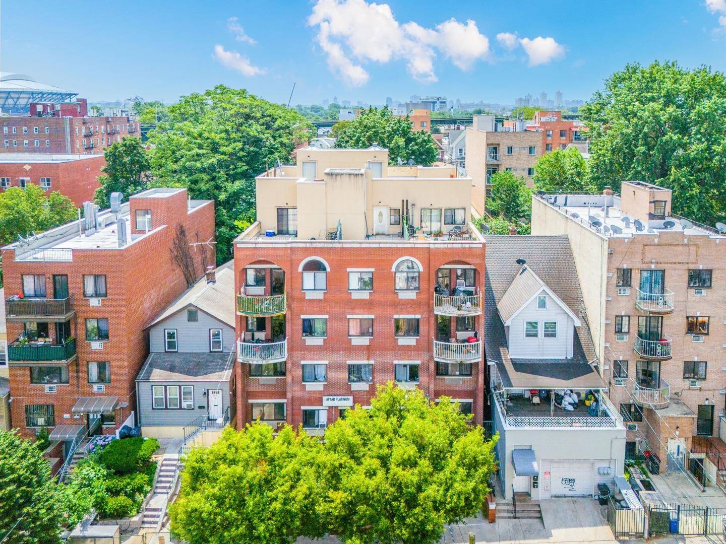 Welcome to this stunning 2 Bedrooms amp ; 2 Baths amp ; Balcony by the border of Corona amp ; Flushing.