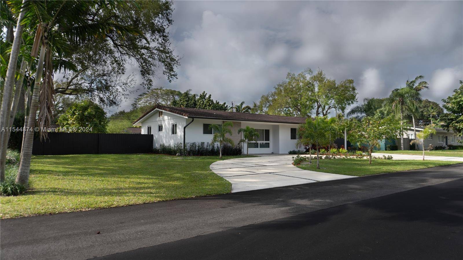 Beautifully renovated Kendallwood home with a large updated kitchen with granite counters, island and stainless steel appliances.
