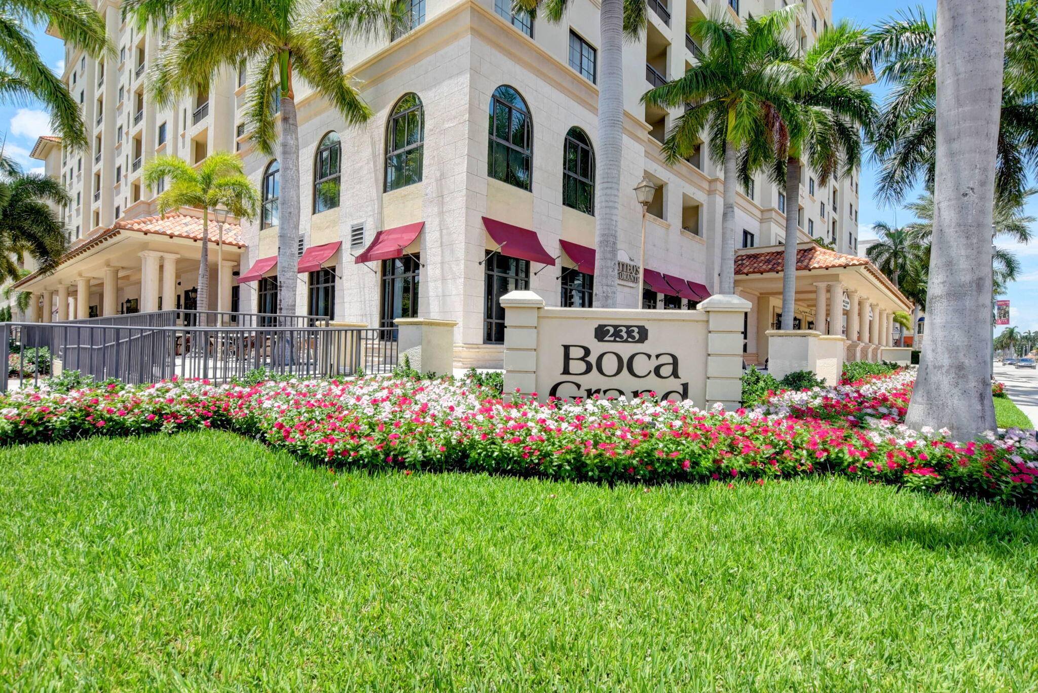 Welcome to luxurious living in the heart of downtown Boca Raton !