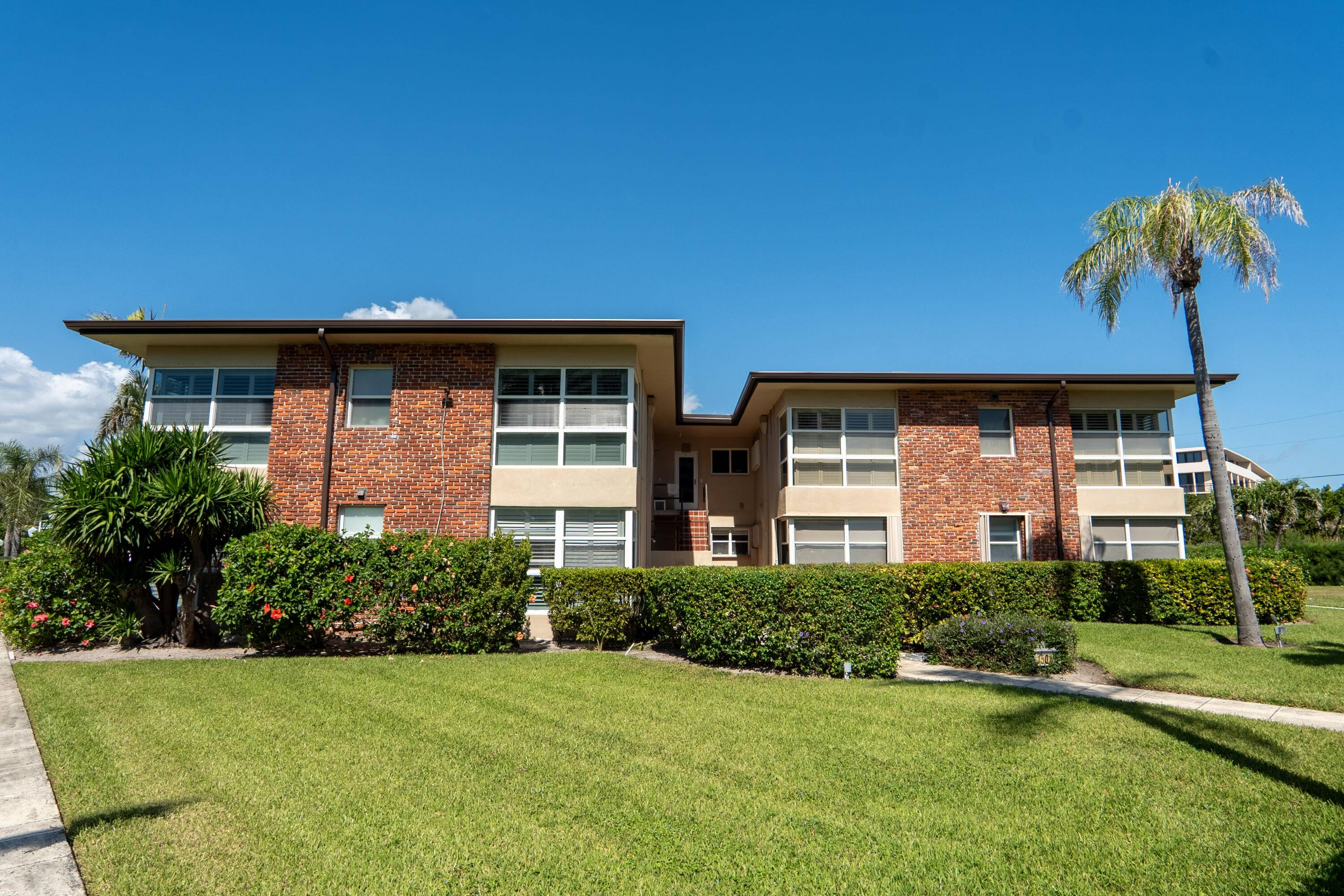 Adorable Boutique 55 plus Community in the heart of Boca Across from the beach.