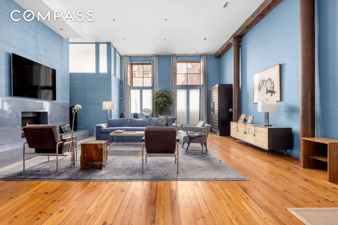 A rare full floor maisonette at the intersection of SoHo s industrial heritage and contemporary design, Residence M3 at 30 Crosby Street offers an extraordinary scale and level of privacy ...