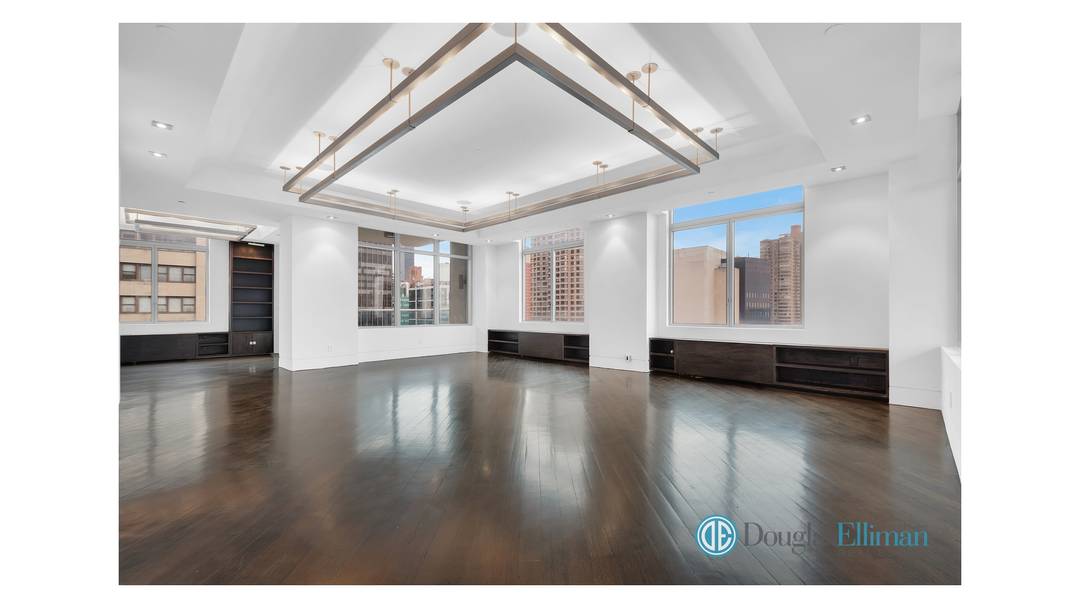 A RARE OPPORTUNITY FULL FLOOR PENTHOUSE WITH 360 DEGREE PANORAMIC VIEWS !