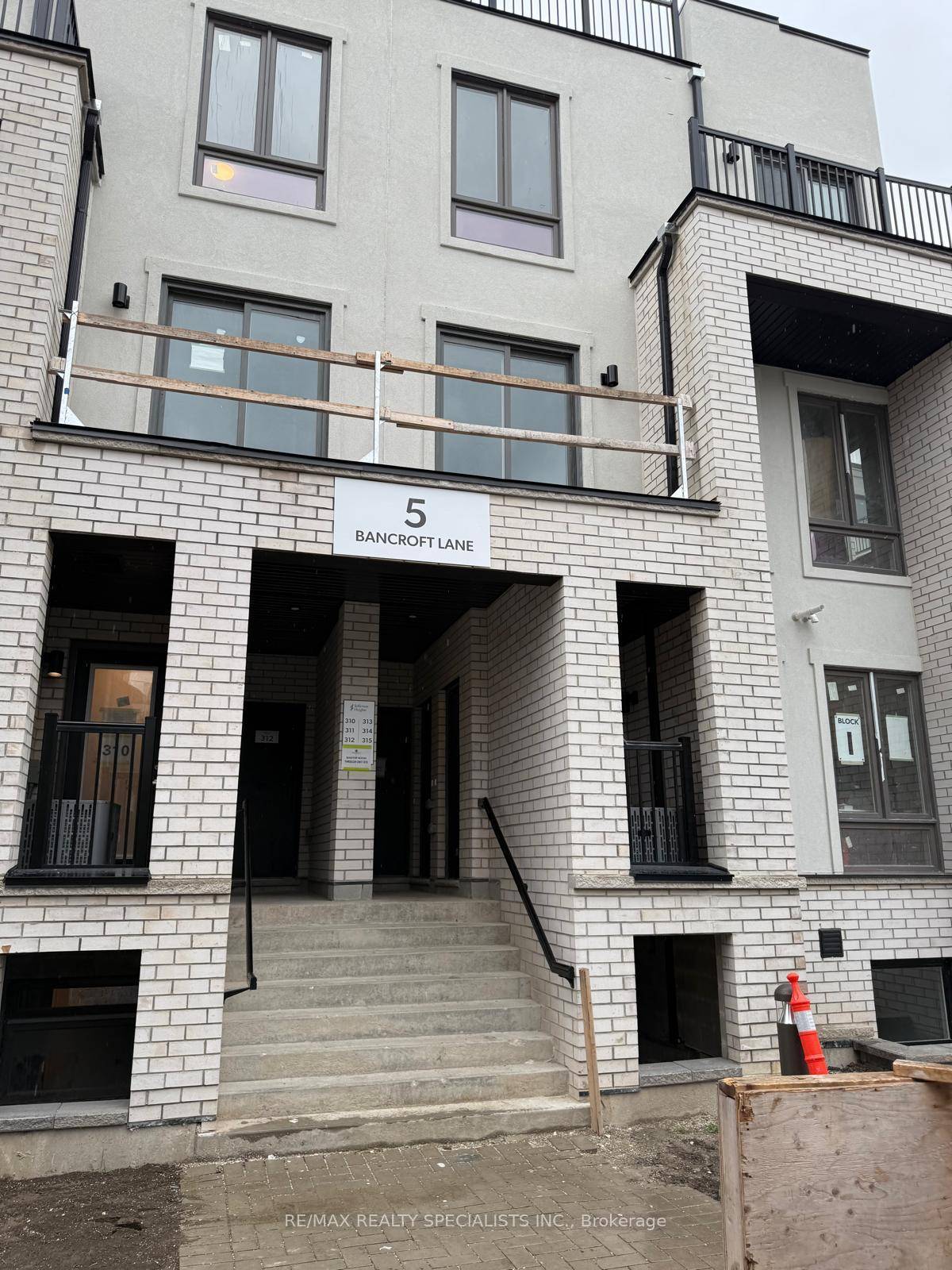Modern amp ; Beautiful Corner Unit Townhouse Discover this stunning corner unit townhouse featuring 3 spacious bedrooms and 3 bathrooms 2.