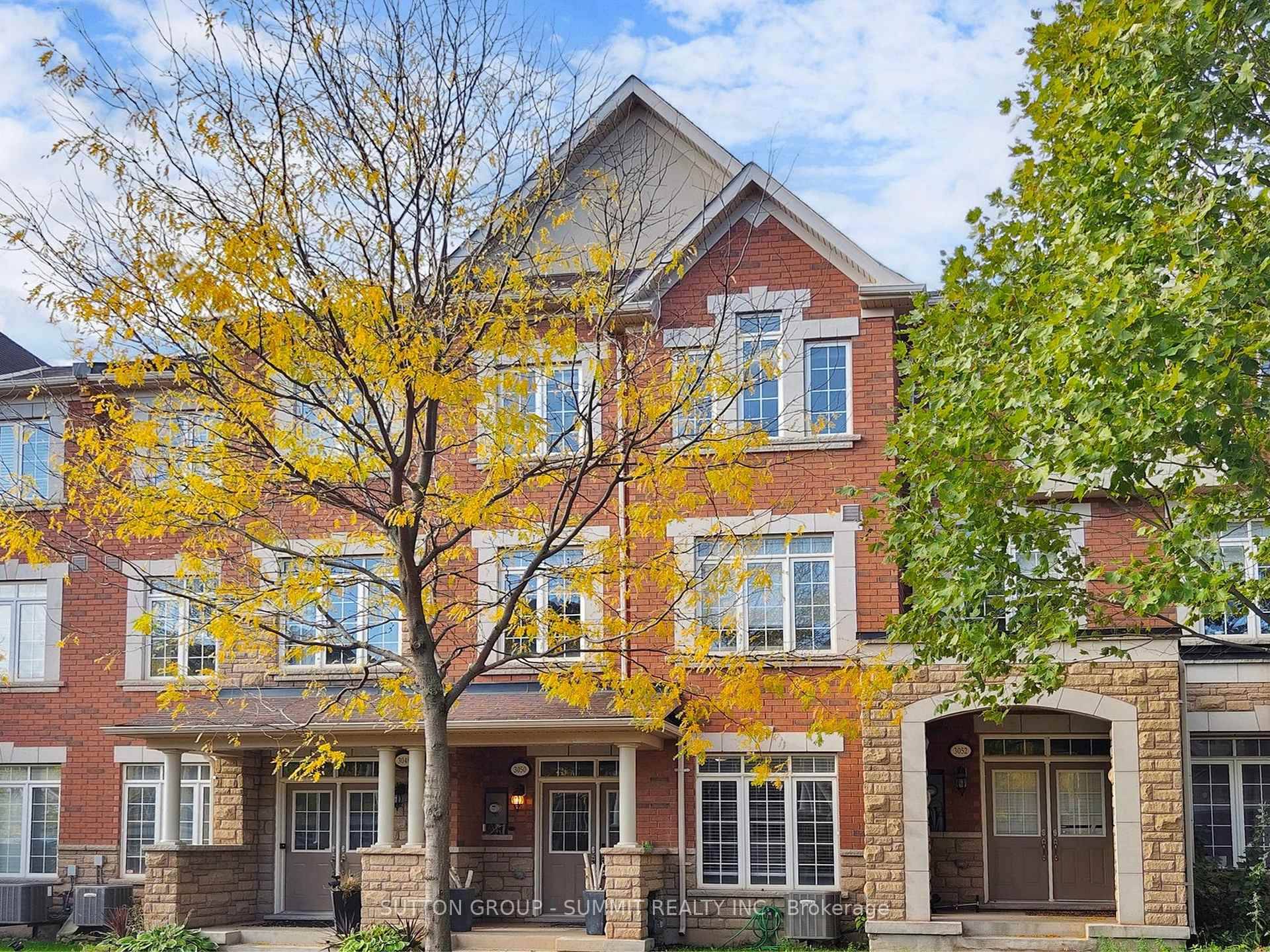 Lovely FREEHOLD townhome located in the well established PRESERVE neighborhood of Oakville.