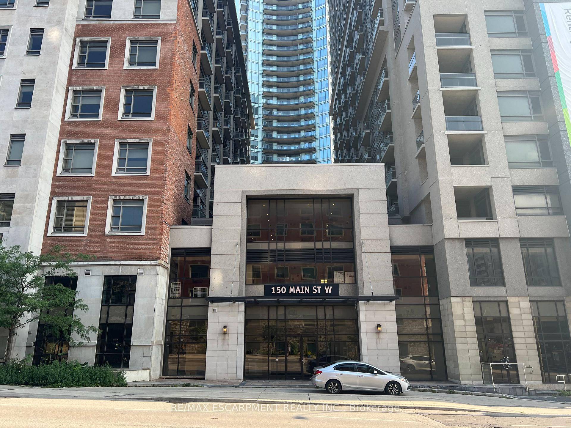 Stunning and well maintained unit available for rent August 1 !