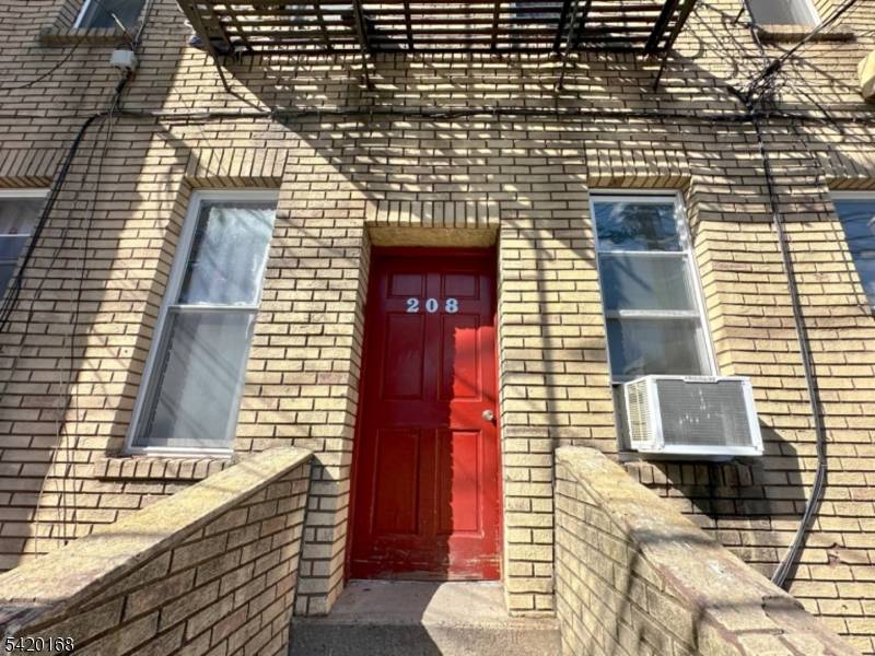 This fantastic investment with lots of potential has just come to market !