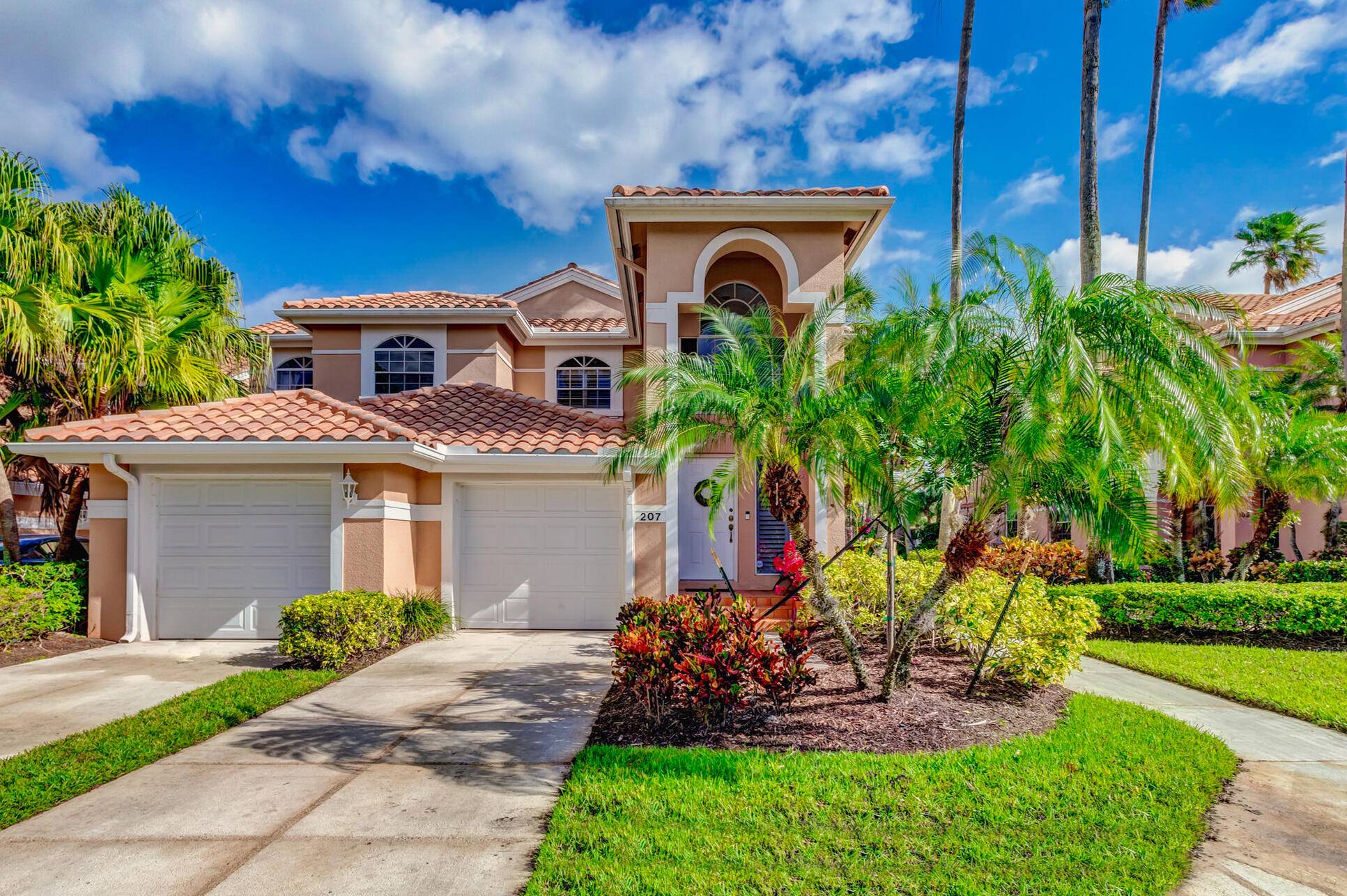 Dramatic sweeping views of the 1st, 2nd, third, and some of the 9th holes of the championship Cognizant golf course in this gorgeously renovated end unit.