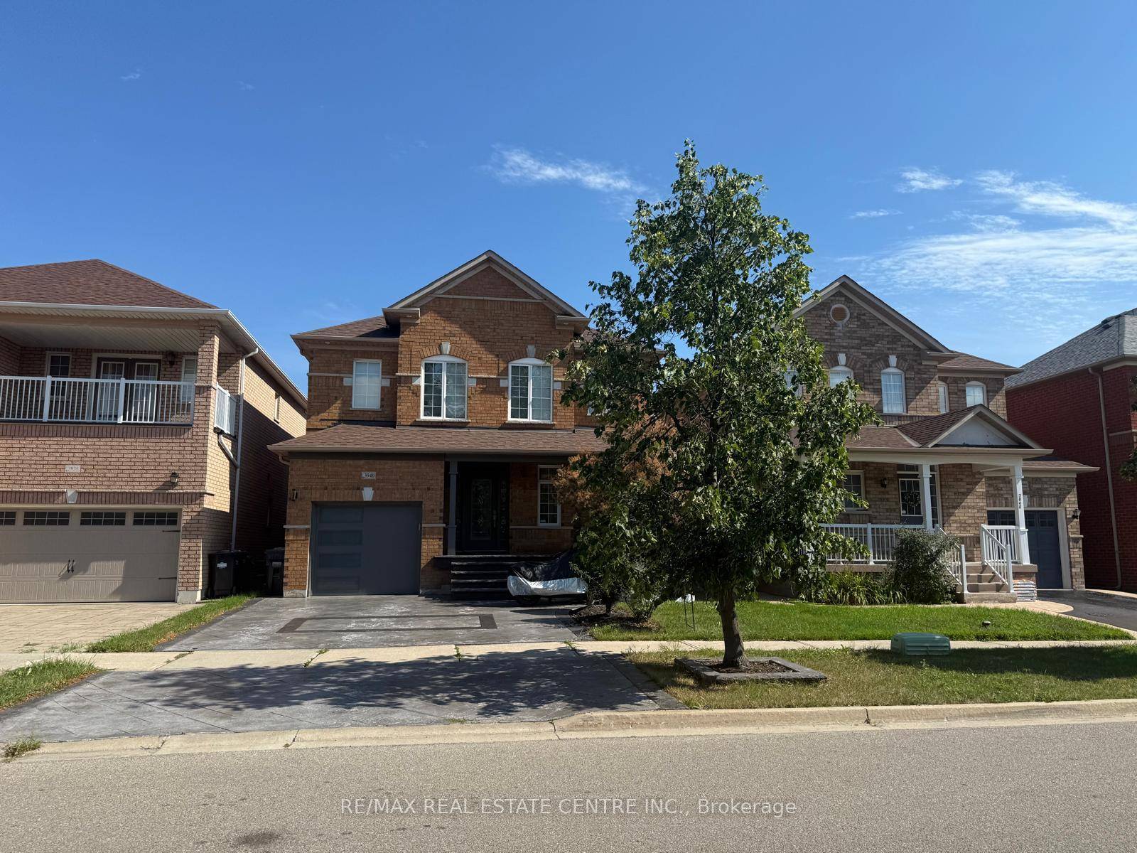 Welcome to this impeccably maintained and furnished 3 bedroom detached home in the highly sought after Churchill Meadows community.