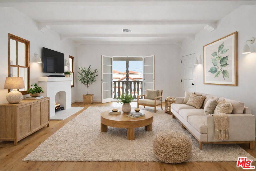 346 1/2 N Gardner St 2BR Hancock Park La