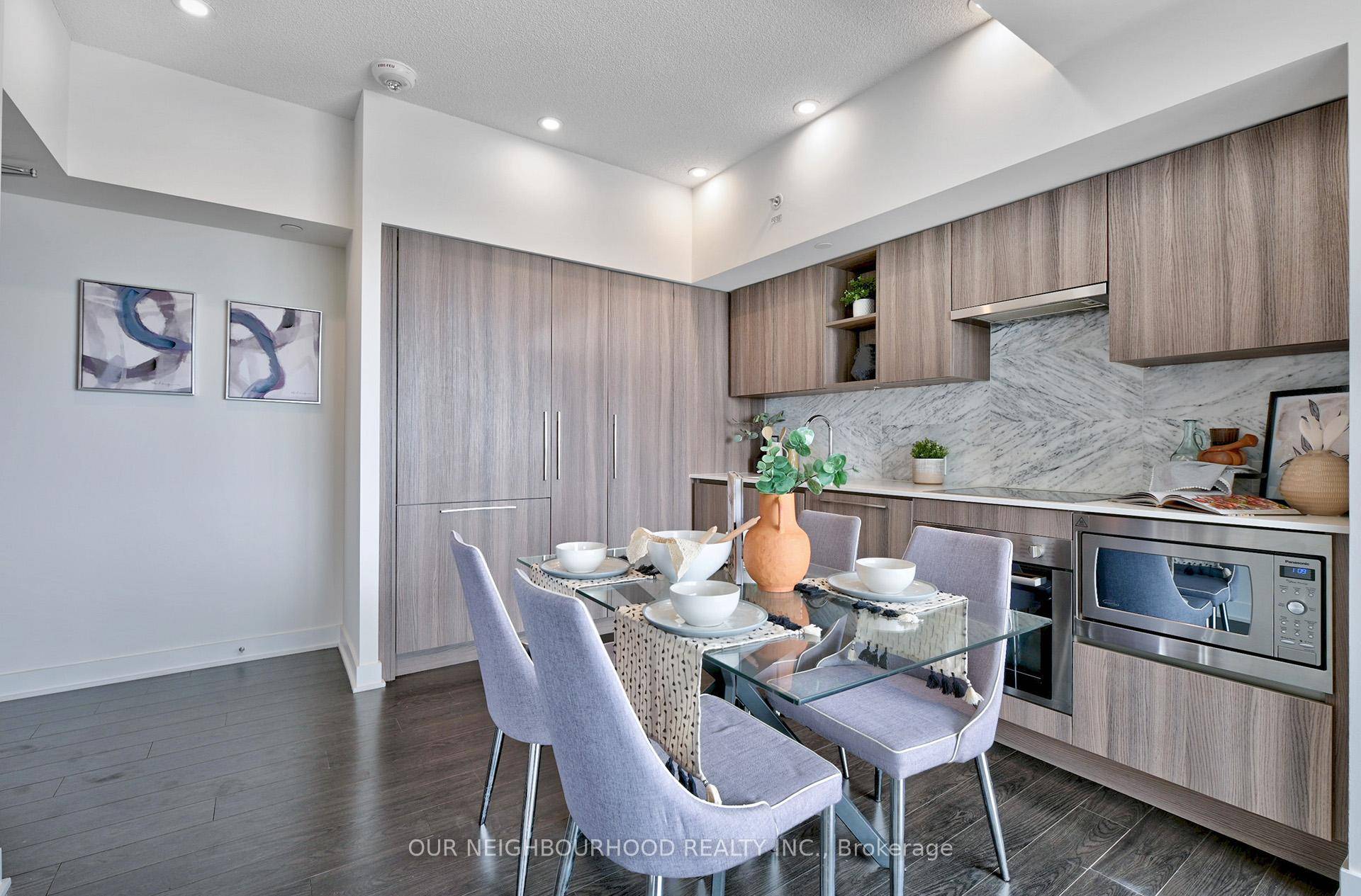 Welcome to 19 Bathurst Street a stunning 3 bedroom, 2 bathroom condo located in the vibrant heart of Torontos waterfront community.