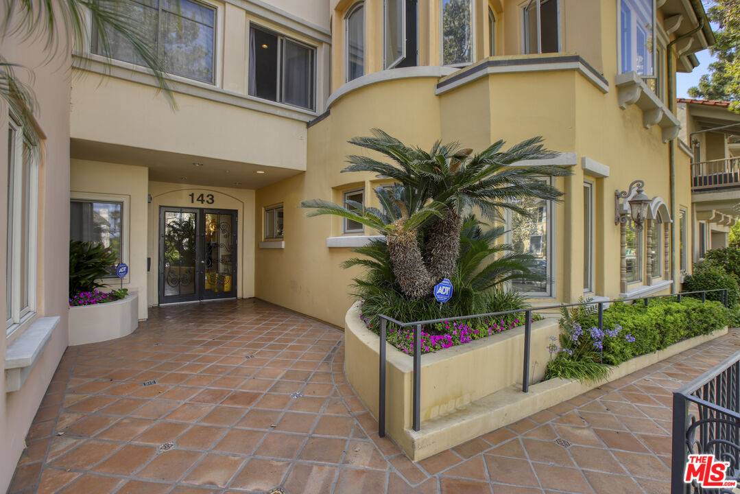 143  N Arnaz Dr 2BR Beverly Grove La