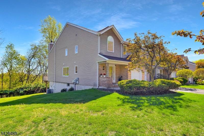 NORTH EAST OPEN UNIQUE HOA APPROVED 30K SOLAR VALUE NEIGHBOR'S ENVY, OWNER'S PRIDE in THIS TOWNHOME to own !