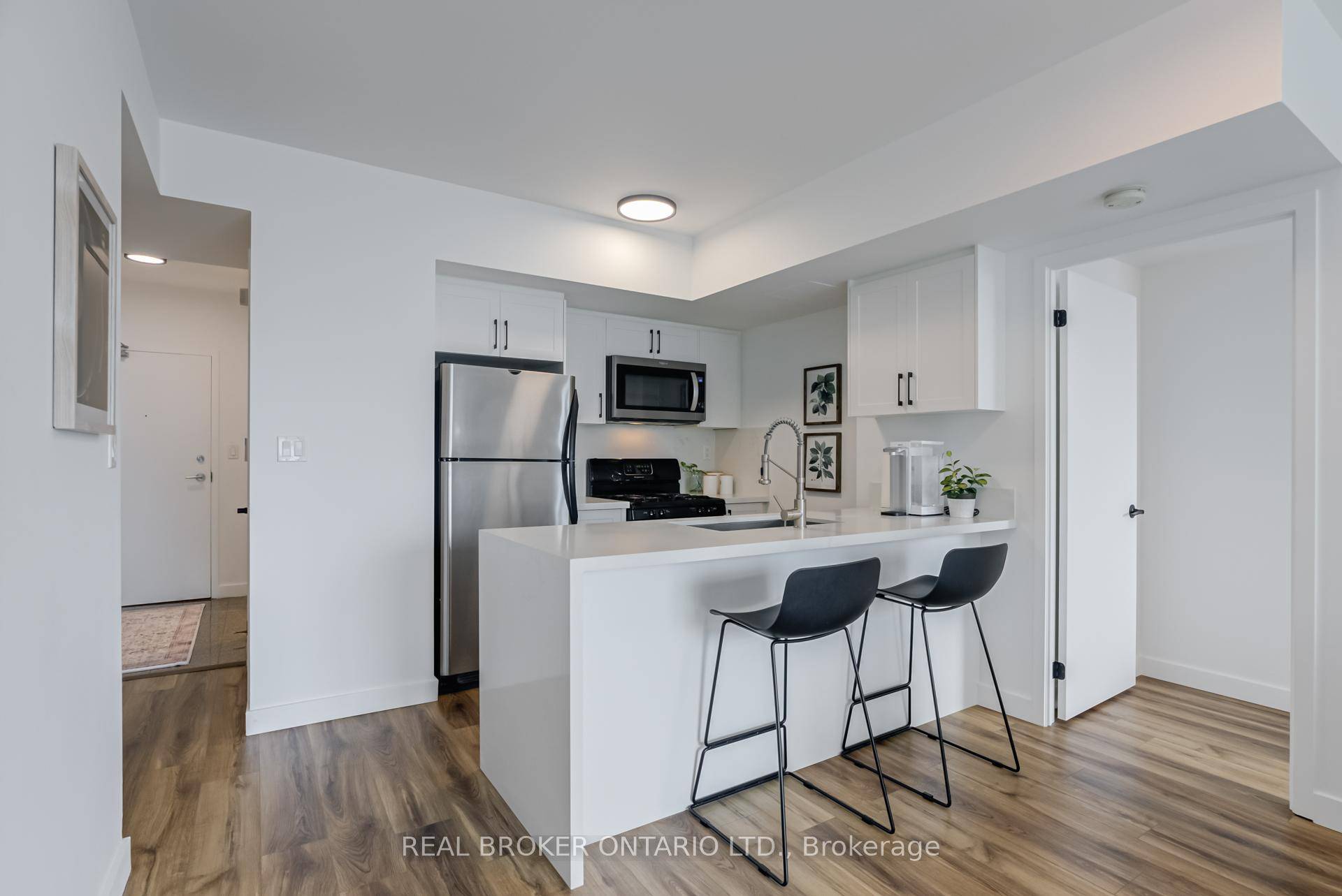 This beautifully renovated 2 den, 2 bathroom condo at Harbour View Estates III is a must see !