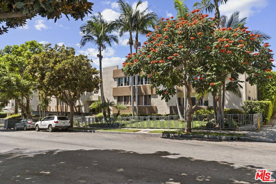 1233  N Laurel Ave 1BR Hollywood Hills East La